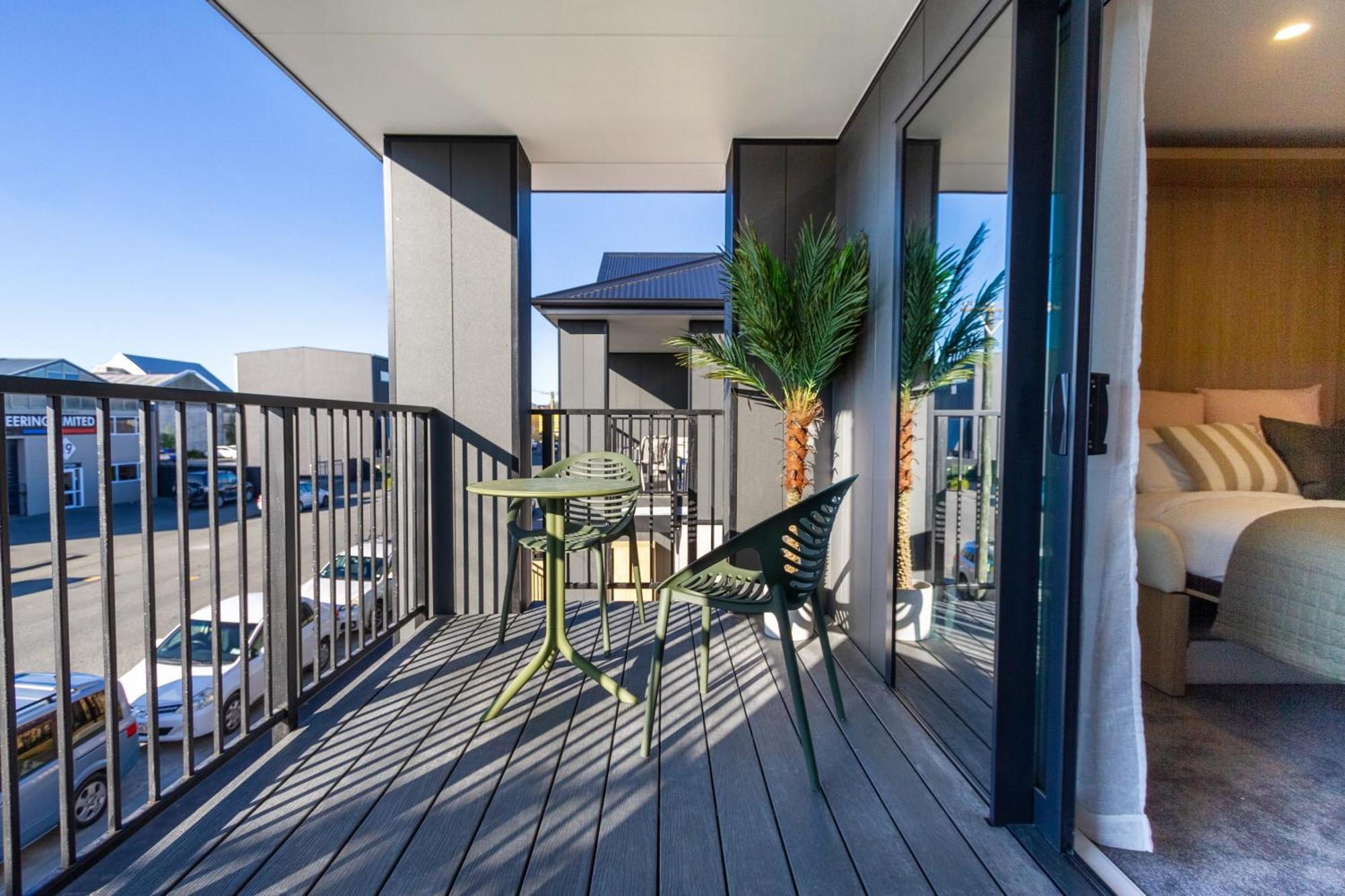 Luxury Studio With Balcony - Close To Supermarket Christchurch Eksteriør billede