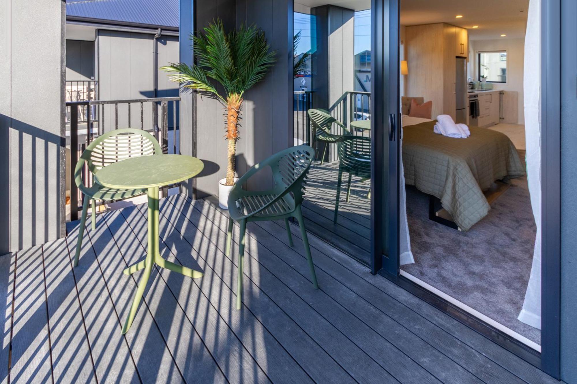 Luxury Studio With Balcony - Close To Supermarket Christchurch Eksteriør billede