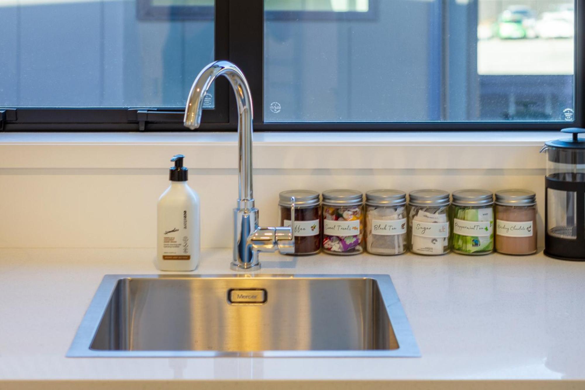 Luxury Studio With Balcony - Close To Supermarket Christchurch Eksteriør billede