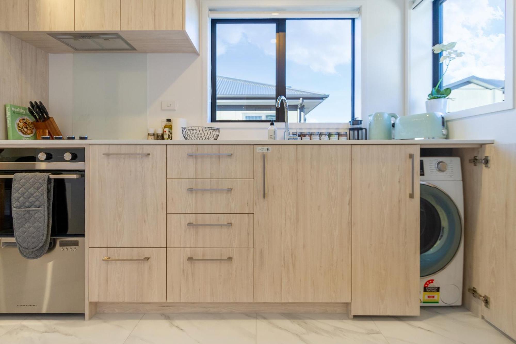 Luxury Studio With Balcony - Close To Supermarket Christchurch Eksteriør billede
