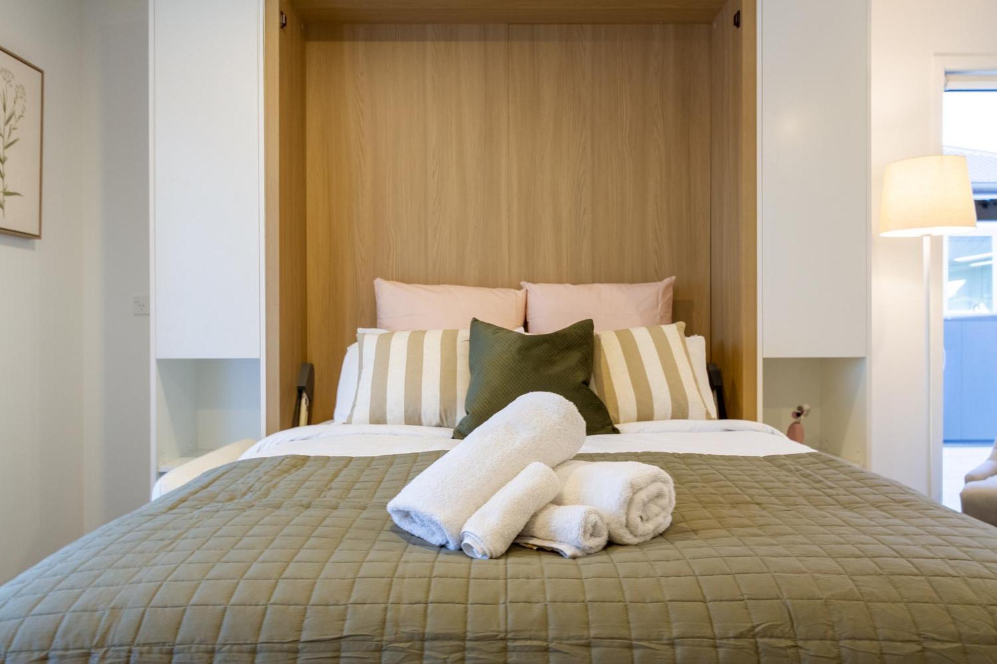 Luxury Studio With Balcony - Close To Supermarket Christchurch Eksteriør billede