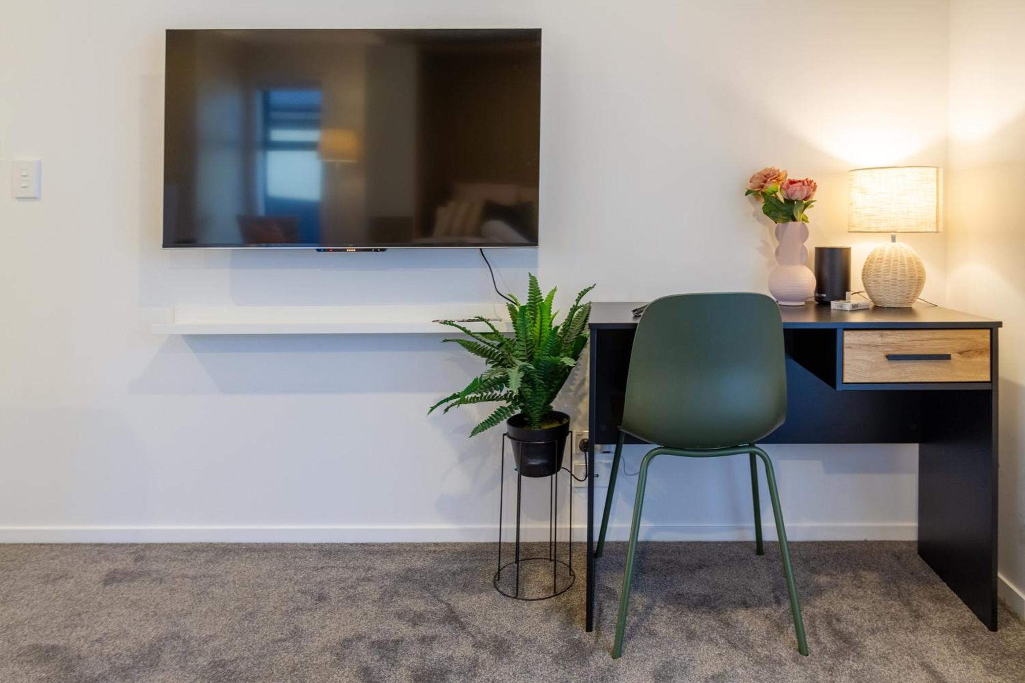 Luxury Studio With Balcony - Close To Supermarket Christchurch Eksteriør billede