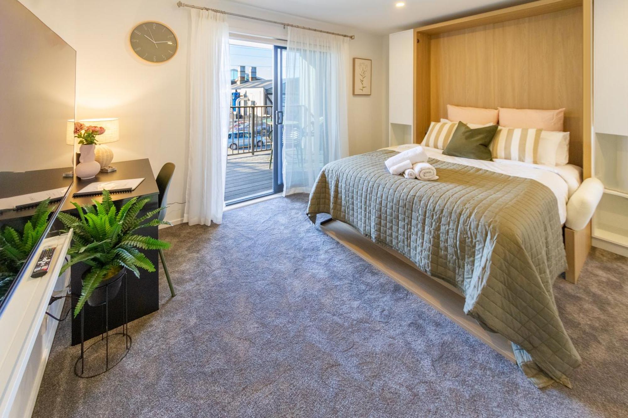 Luxury Studio With Balcony - Close To Supermarket Christchurch Eksteriør billede