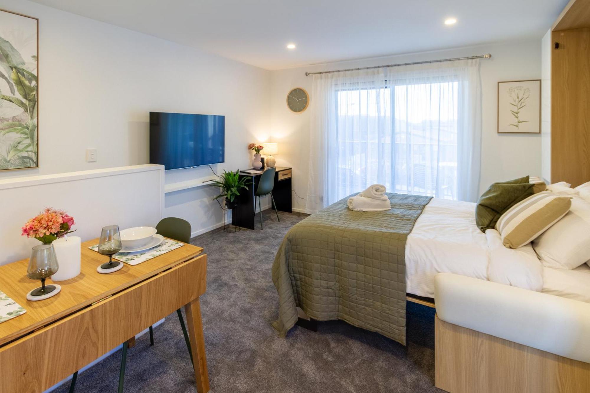 Luxury Studio With Balcony - Close To Supermarket Christchurch Eksteriør billede